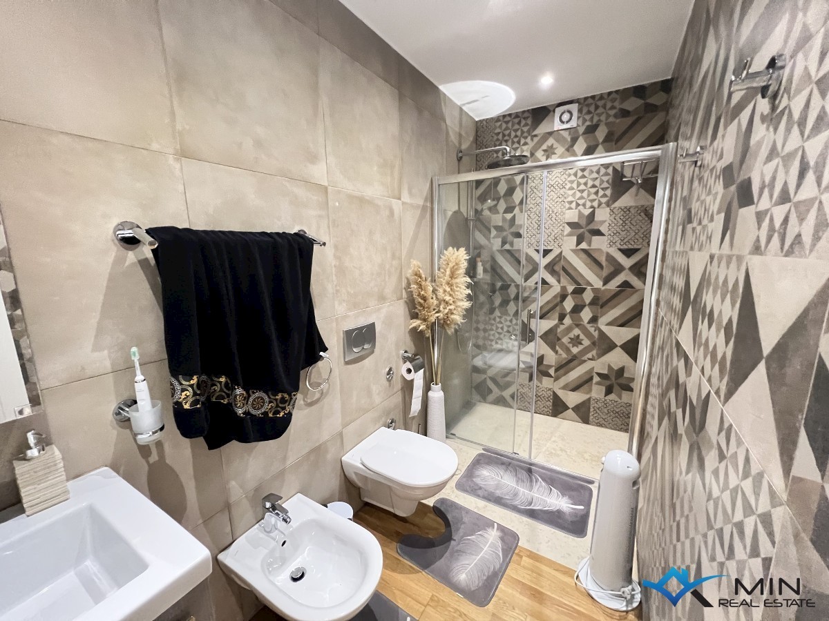 Apartma s strešno teraso 450 m od morja
