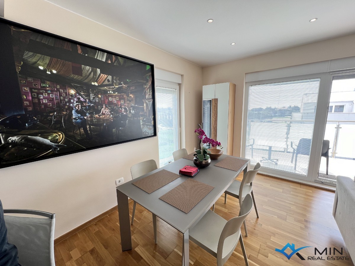 Apartma s strešno teraso 450 m od morja