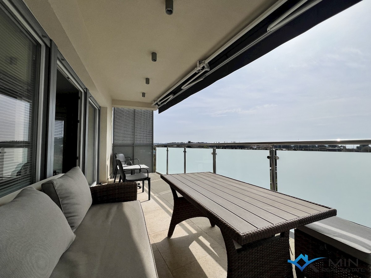 Apartma s strešno teraso 450 m od morja