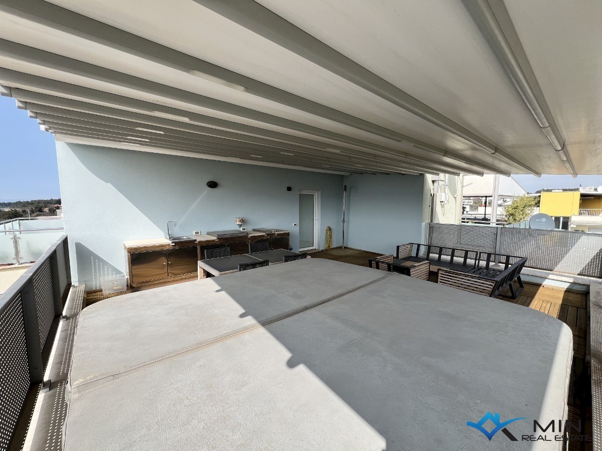 Apartma s strešno teraso 450 m od morja