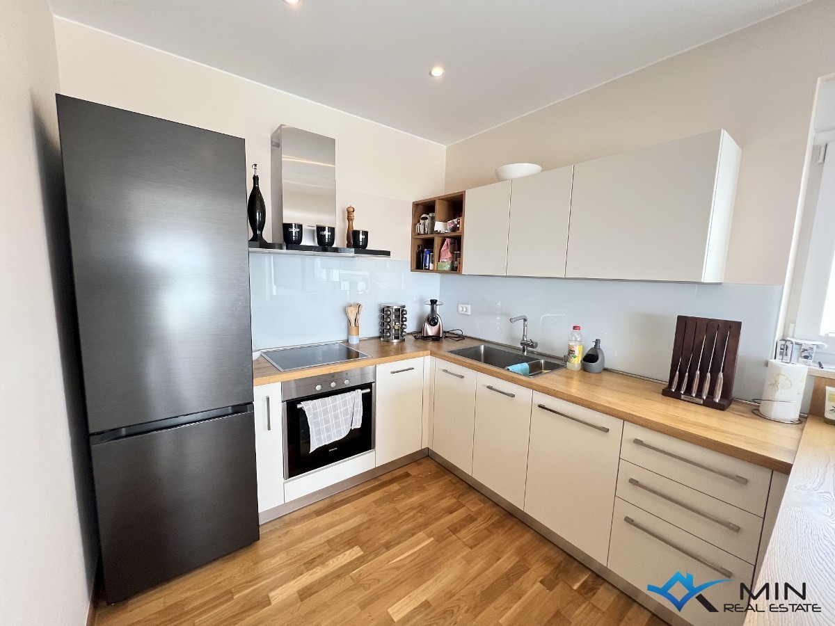 Apartma s strešno teraso 450 m od morja