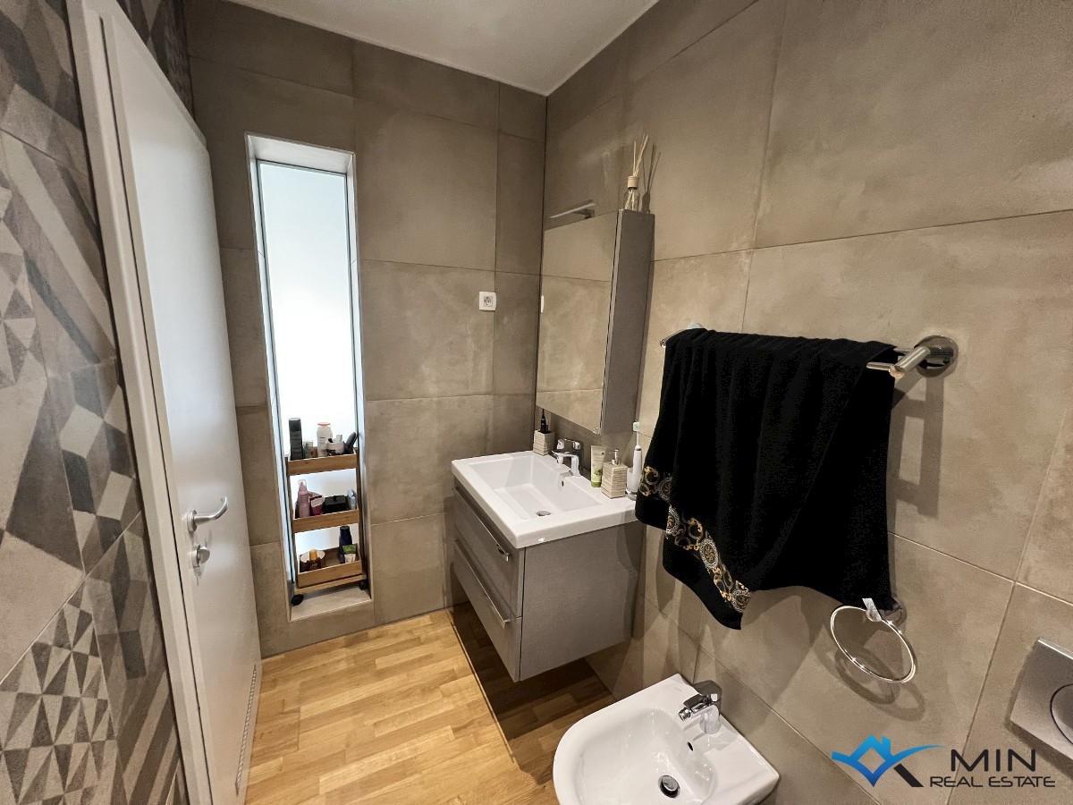 Apartma s strešno teraso 450 m od morja