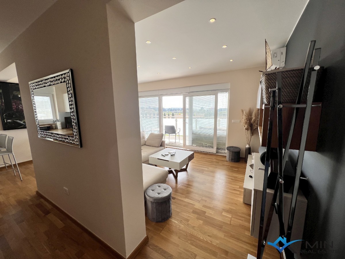 Apartma s strešno teraso 450 m od morja