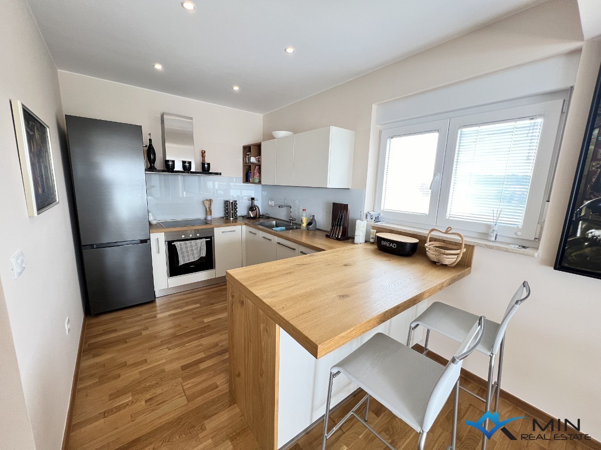 Apartma s strešno teraso 450 m od morja