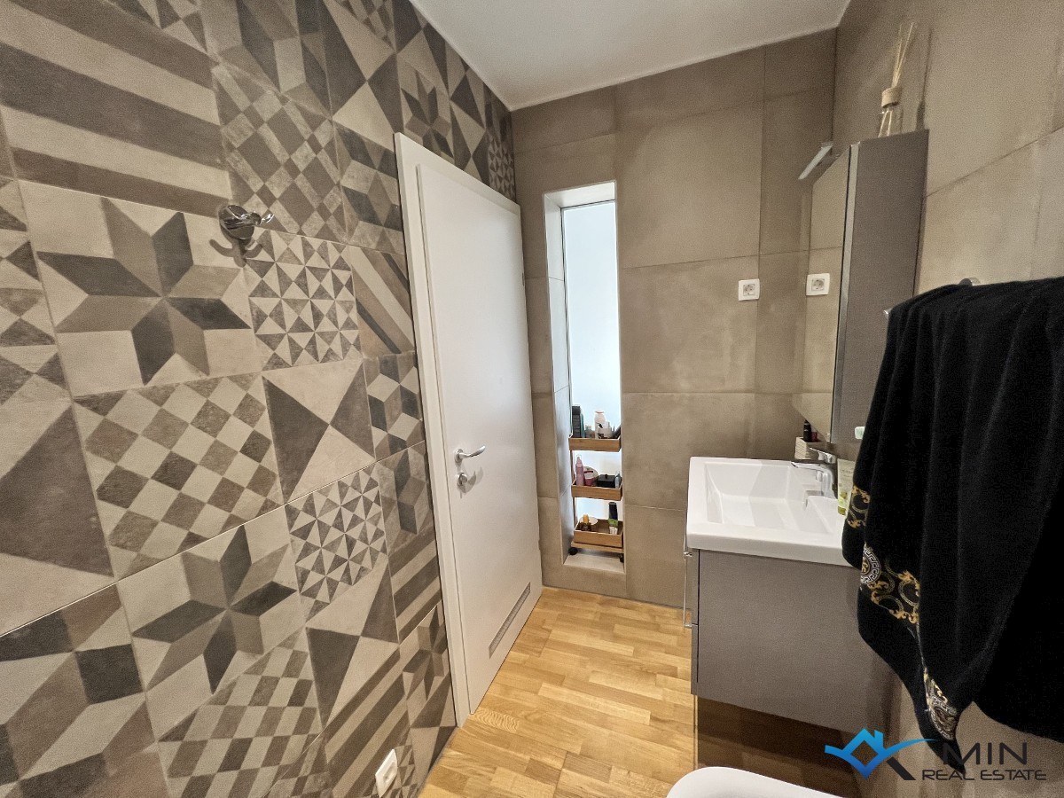 Apartma s strešno teraso 450 m od morja