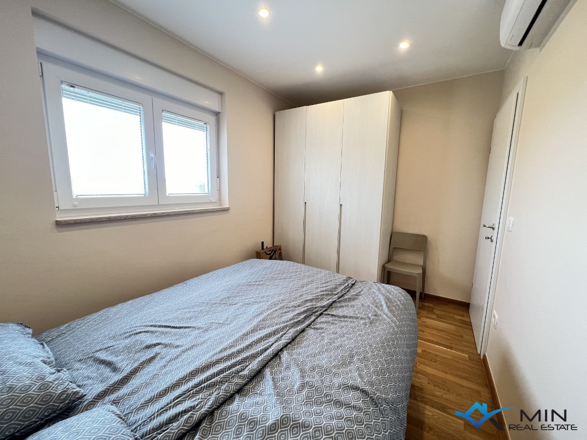 Apartma s strešno teraso 450 m od morja