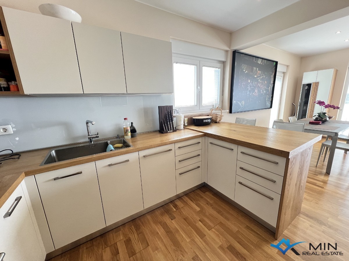 Apartma s strešno teraso 450 m od morja