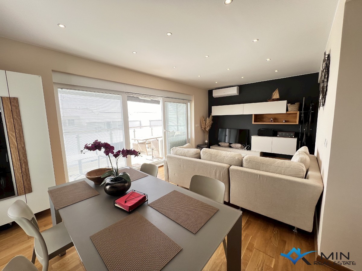Apartma s strešno teraso 450 m od morja