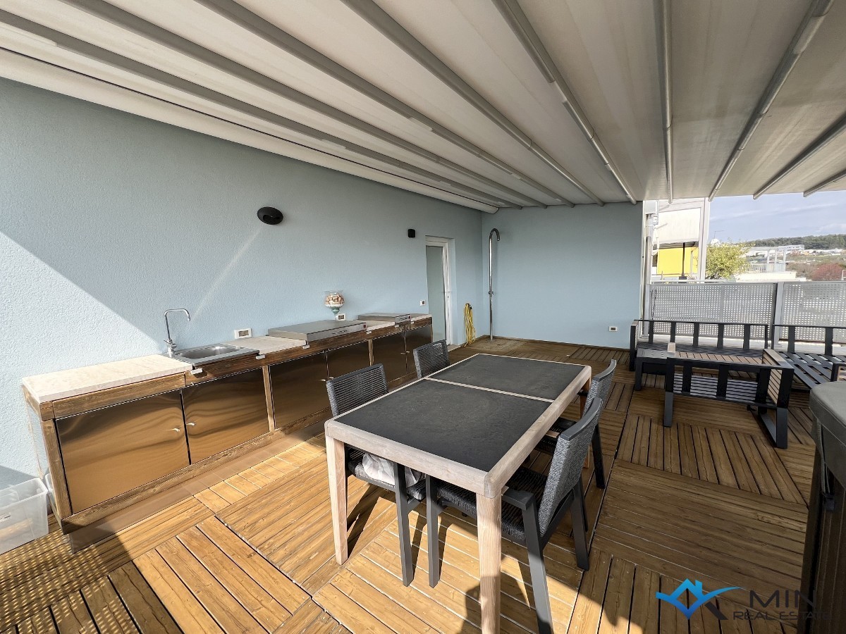 Apartma s strešno teraso 450 m od morja