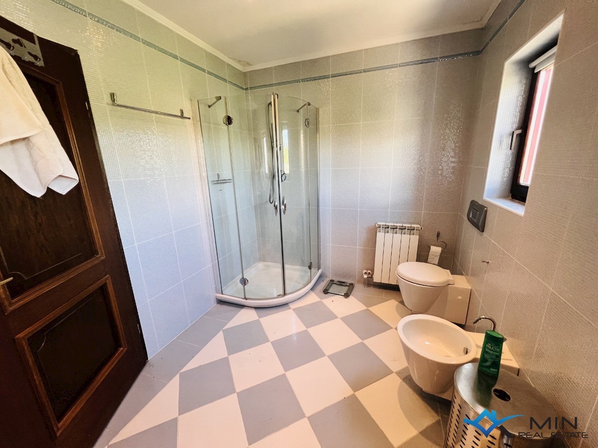 Hiša na odlični lokaciji 150 m od morja v Lovrečici