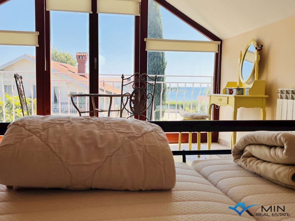 Hiša na odlični lokaciji 150 m od morja v Lovrečici