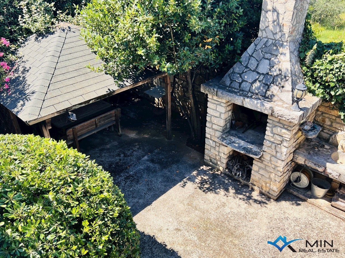 Hiša na odlični lokaciji 150 m od morja v Lovrečici