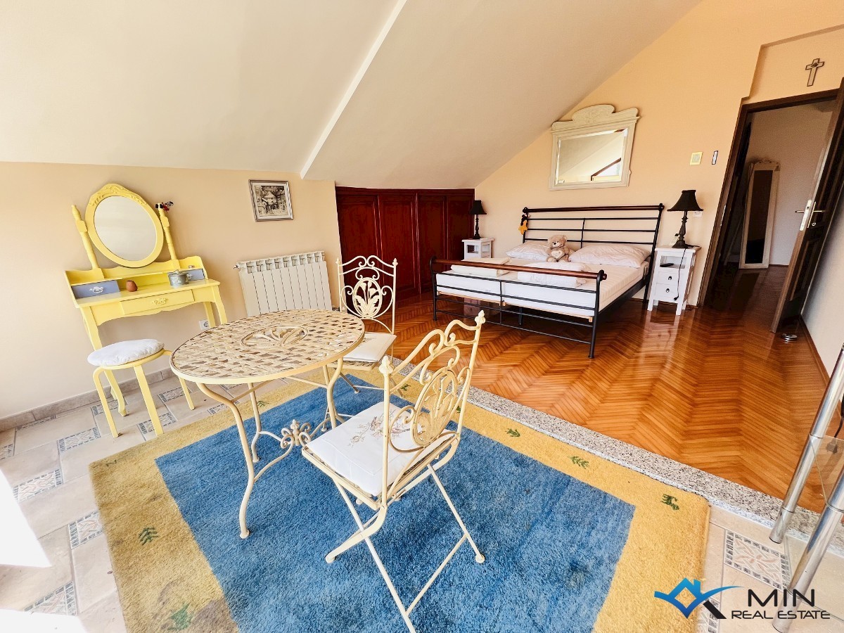 Hiša na odlični lokaciji 150 m od morja v Lovrečici