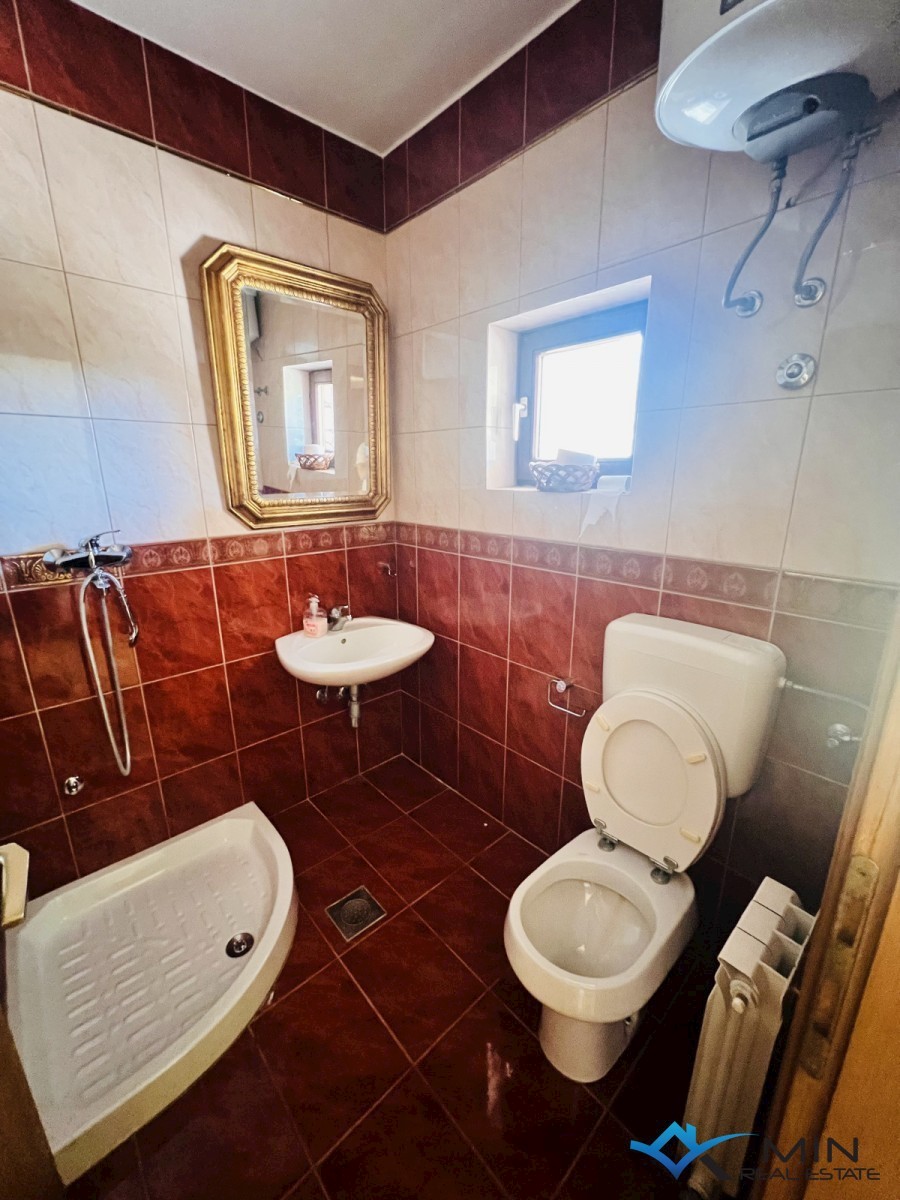 Hiša na odlični lokaciji 150 m od morja v Lovrečici