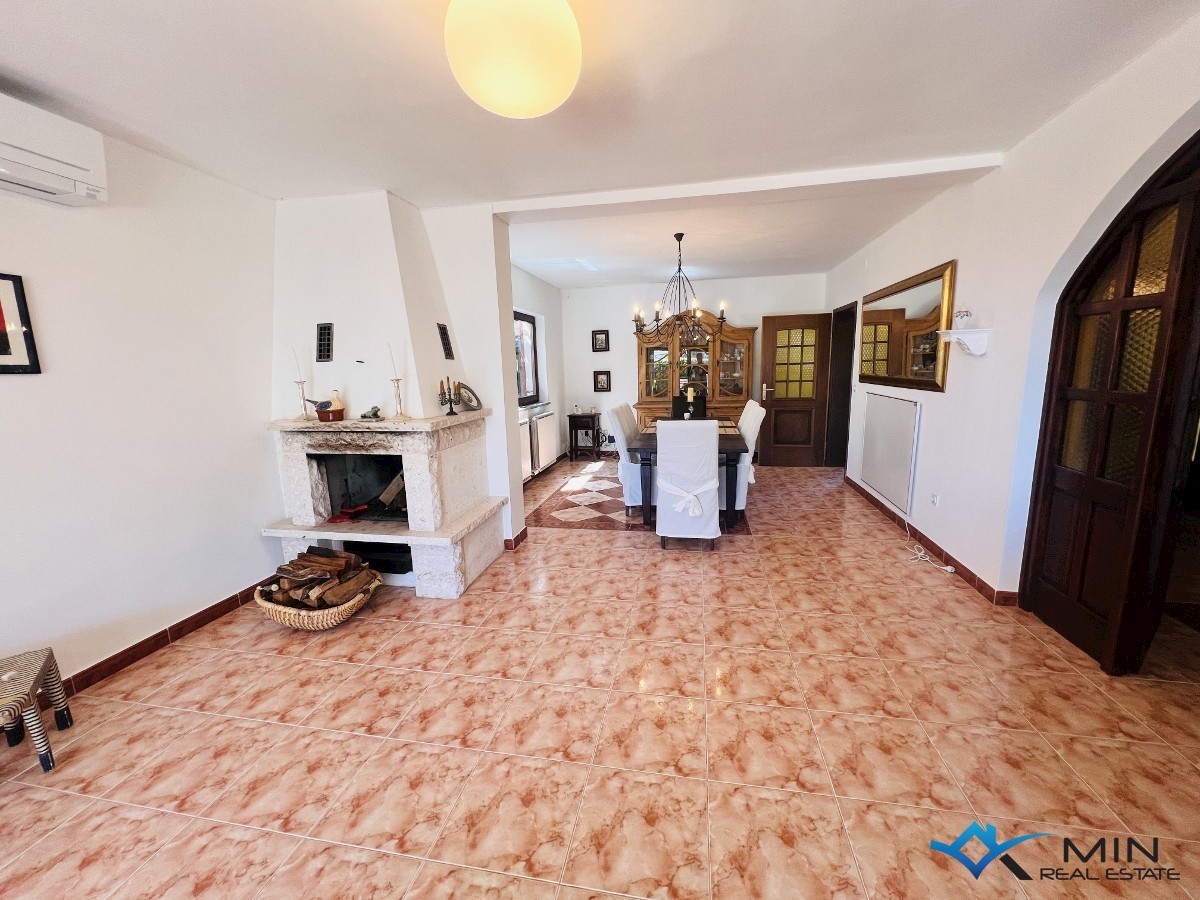 Hiša na odlični lokaciji 150 m od morja v Lovrečici