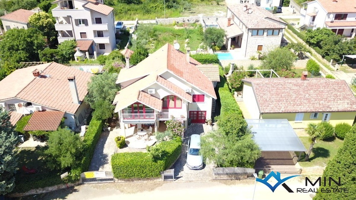 Hiša na odlični lokaciji 150 m od morja v Lovrečici