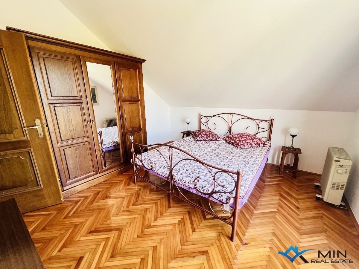 Hiša na odlični lokaciji 150 m od morja v Lovrečici