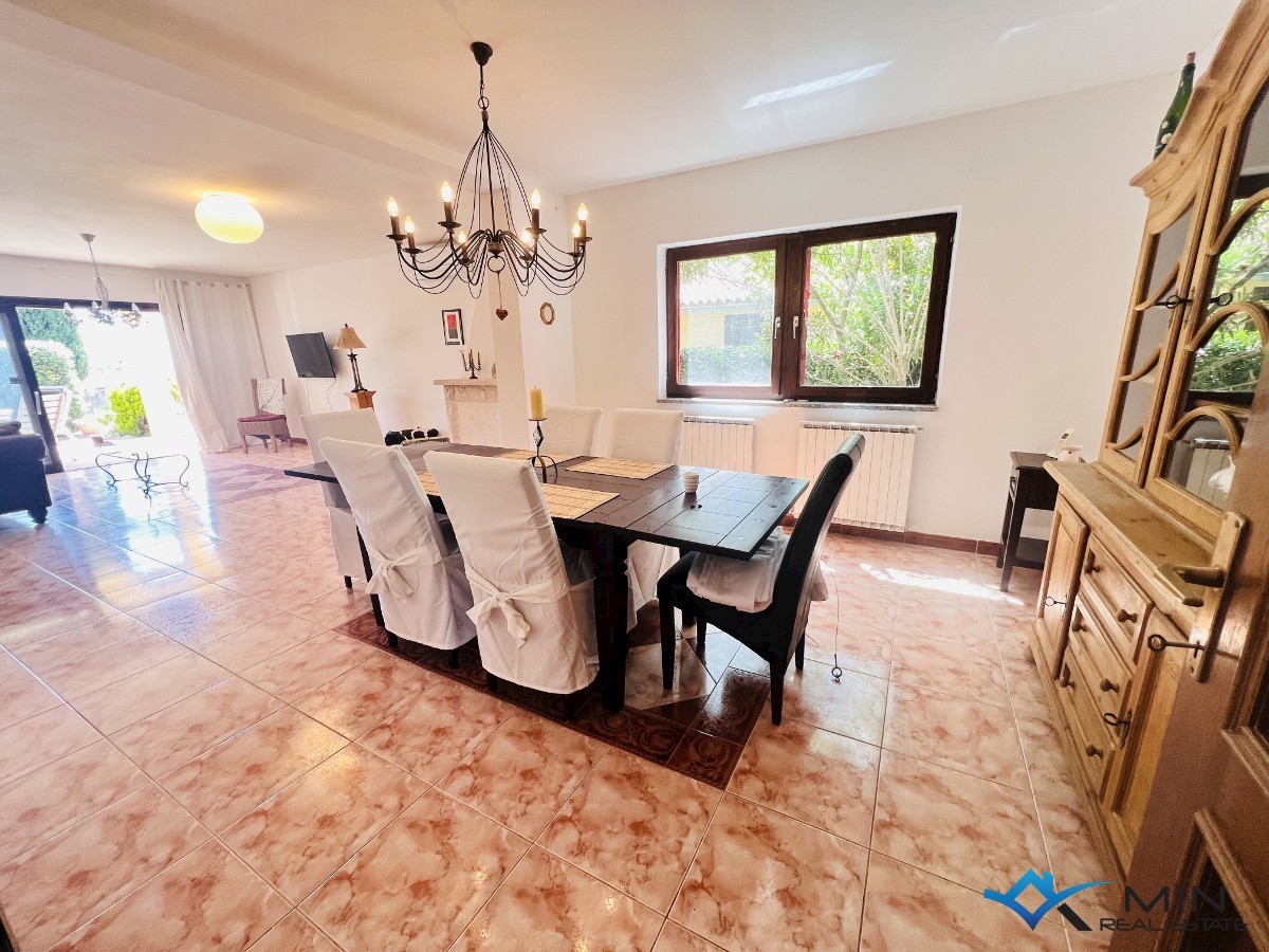 Hiša na odlični lokaciji 150 m od morja v Lovrečici