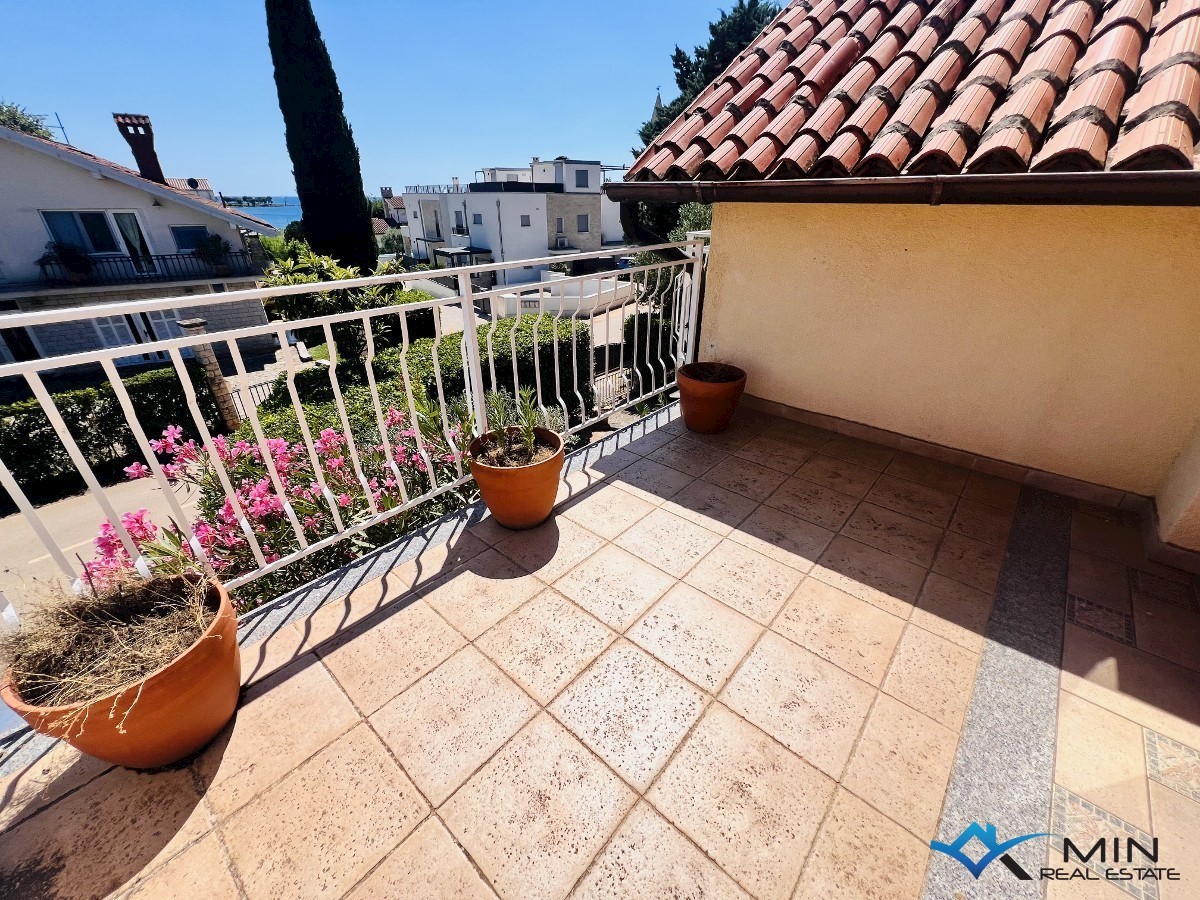 Hiša na odlični lokaciji 150 m od morja v Lovrečici