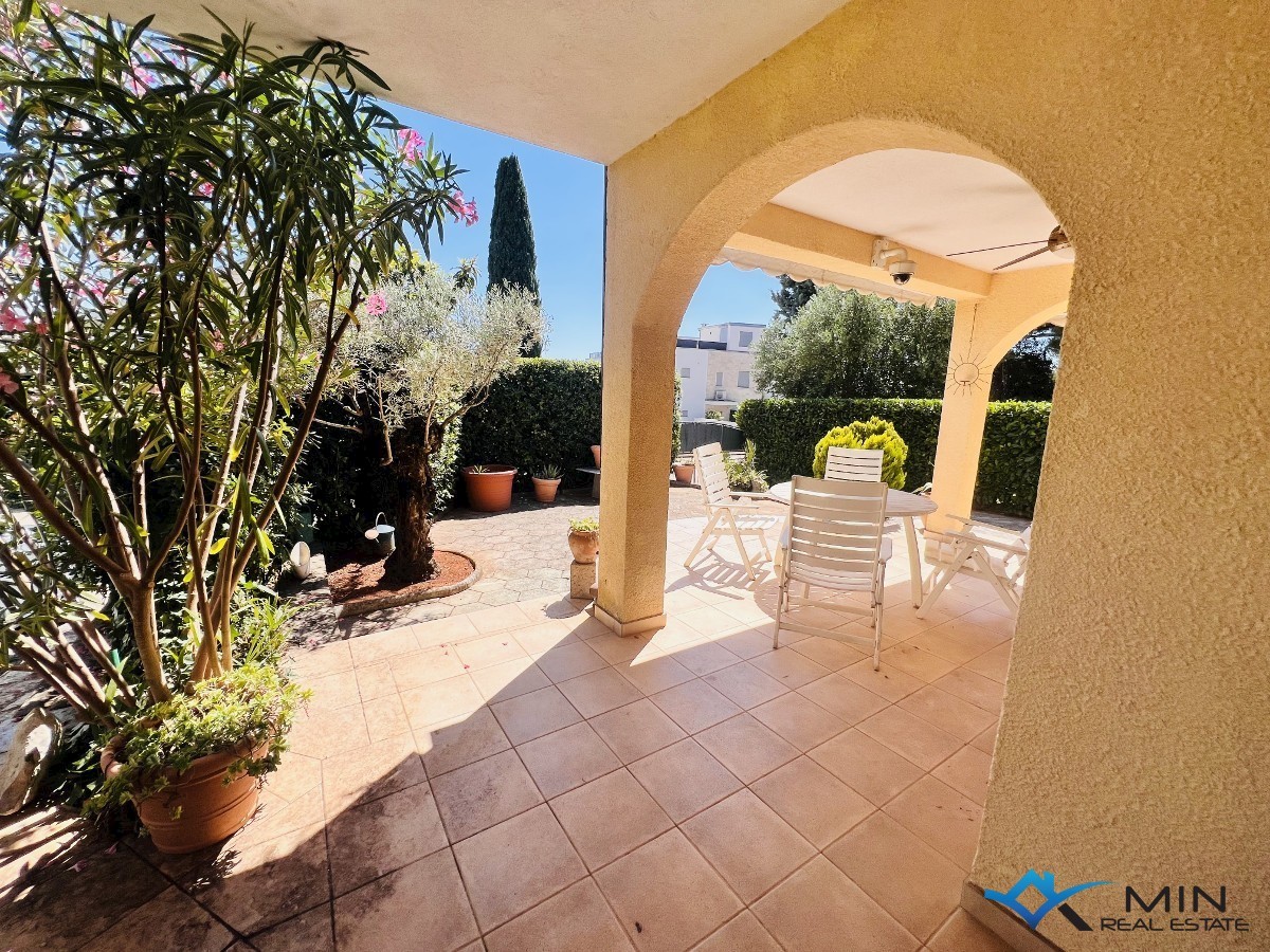 Hiša na odlični lokaciji 150 m od morja v Lovrečici