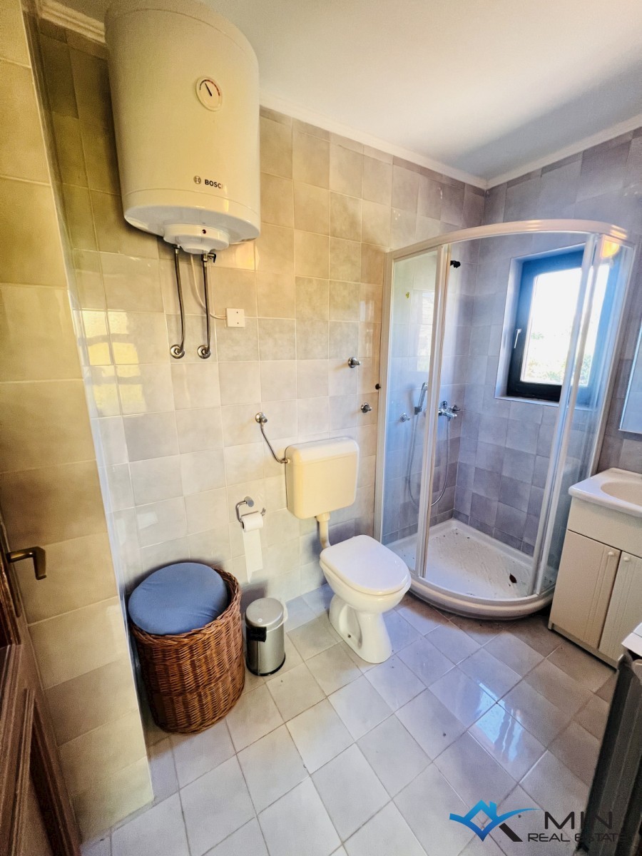 Hiša na odlični lokaciji 150 m od morja v Lovrečici