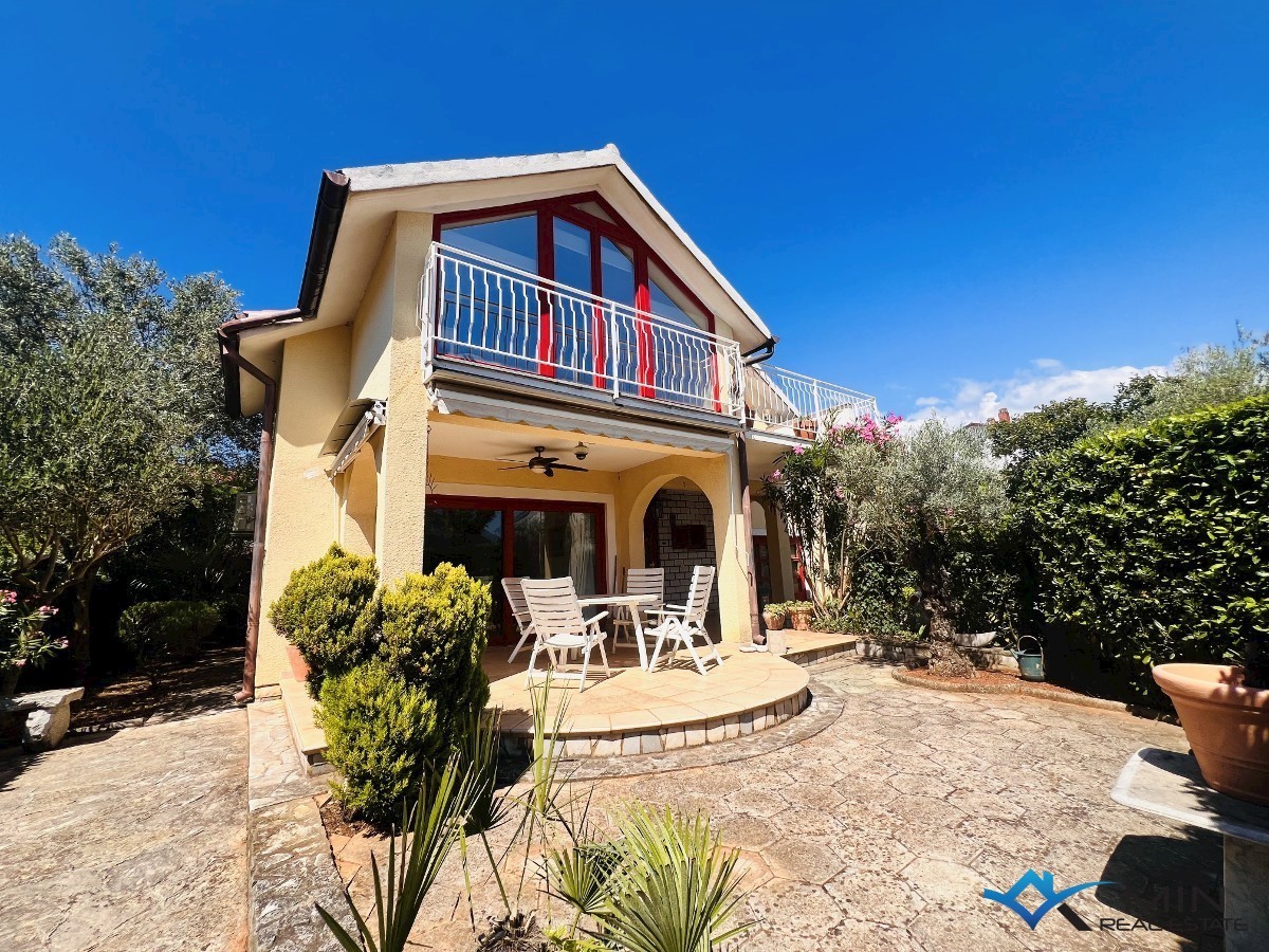 Hiša na odlični lokaciji 150 m od morja v Lovrečici