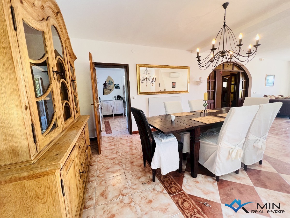 Hiša na odlični lokaciji 150 m od morja v Lovrečici