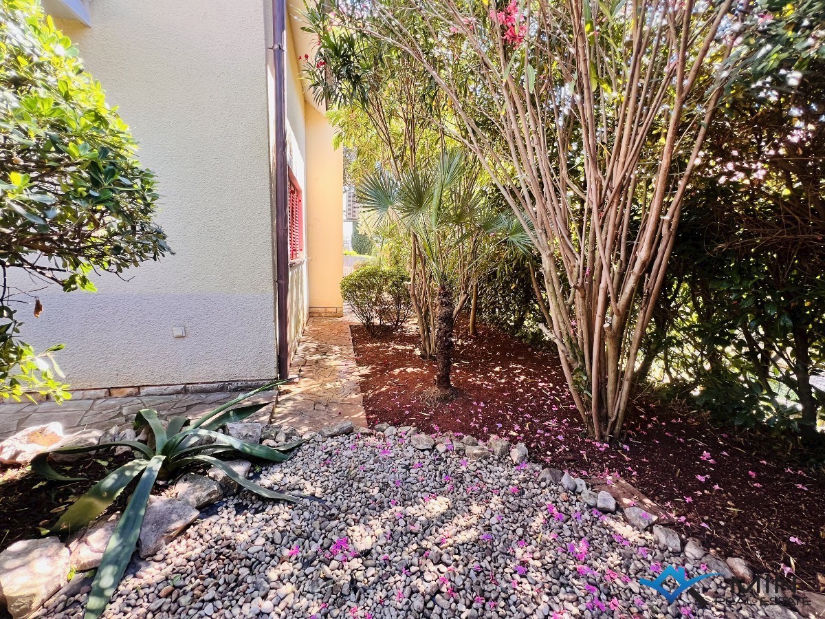 Hiša na odlični lokaciji 150 m od morja v Lovrečici