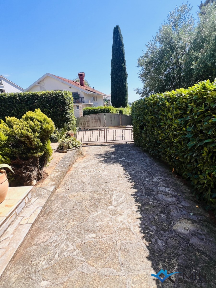 Hiša na odlični lokaciji 150 m od morja v Lovrečici