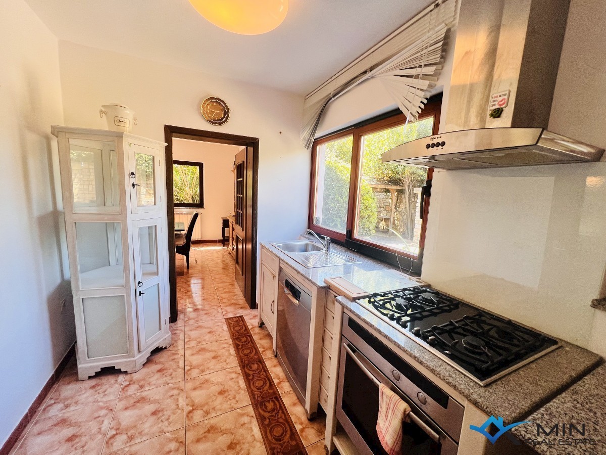 Hiša na odlični lokaciji 150 m od morja v Lovrečici