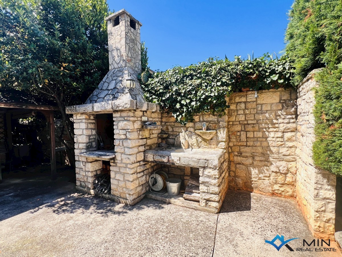 Hiša na odlični lokaciji 150 m od morja v Lovrečici