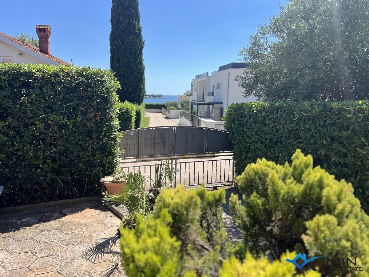 Hiša na odlični lokaciji 150 m od morja v Lovrečici