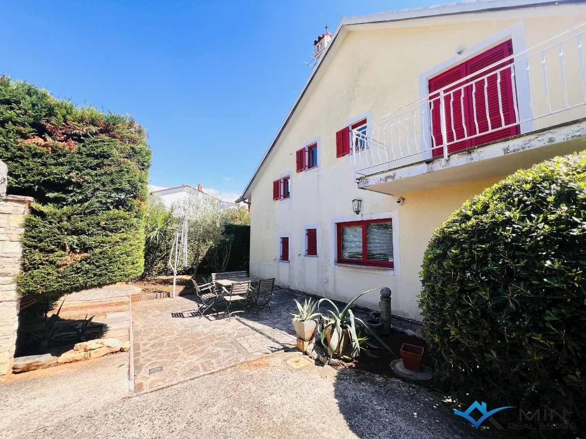 Hiša na odlični lokaciji 150 m od morja v Lovrečici