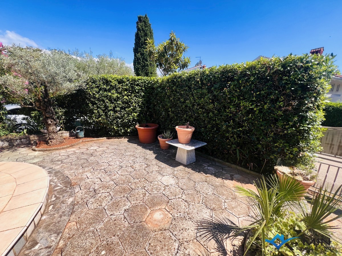 Hiša na odlični lokaciji 150 m od morja v Lovrečici