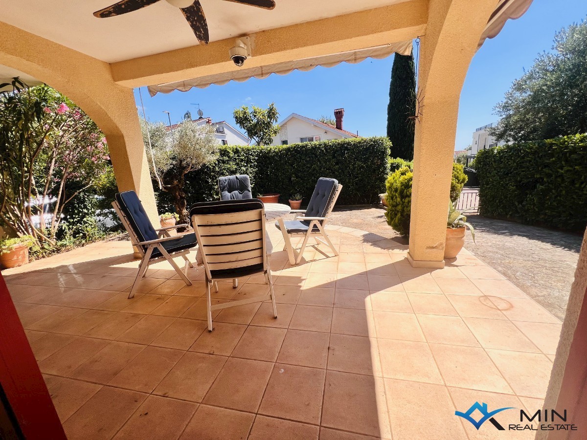 Hiša na odlični lokaciji 150 m od morja v Lovrečici