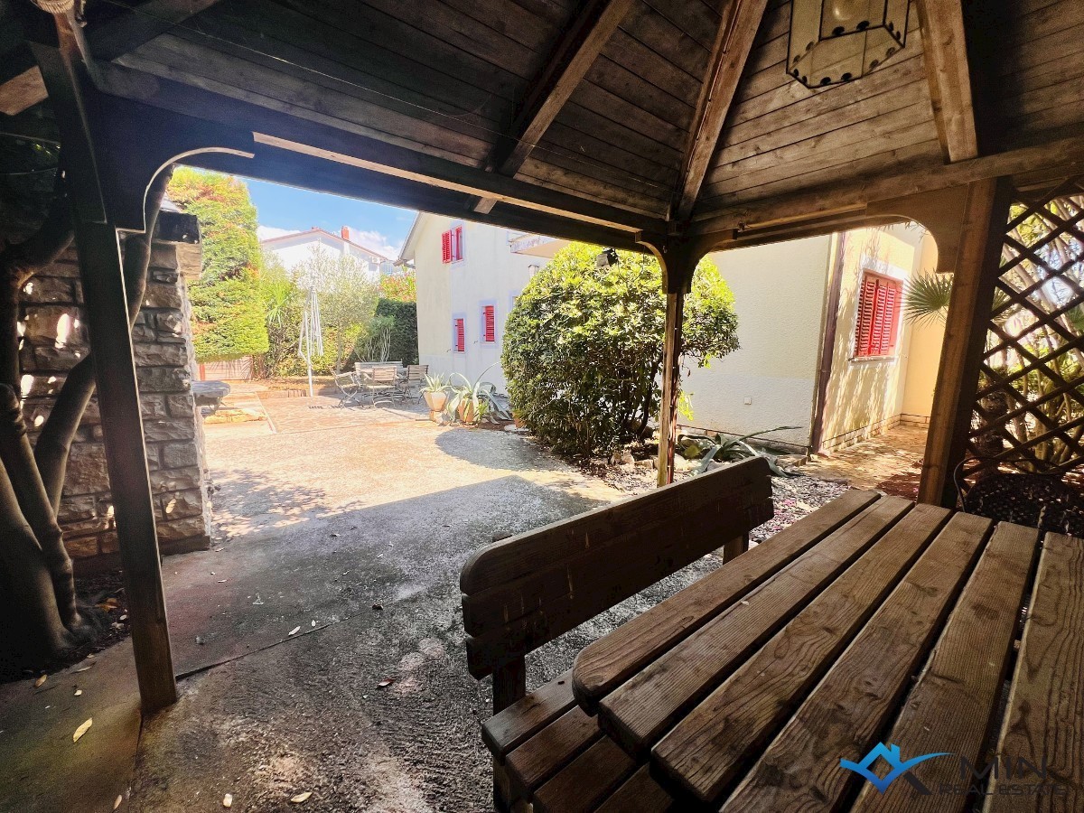 Hiša na odlični lokaciji 150 m od morja v Lovrečici