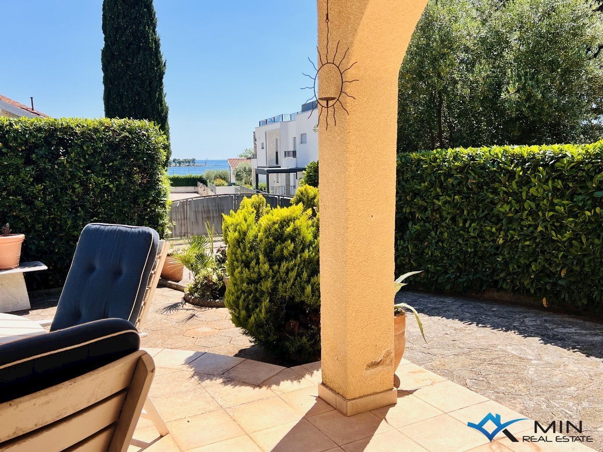 Hiša na odlični lokaciji 150 m od morja v Lovrečici