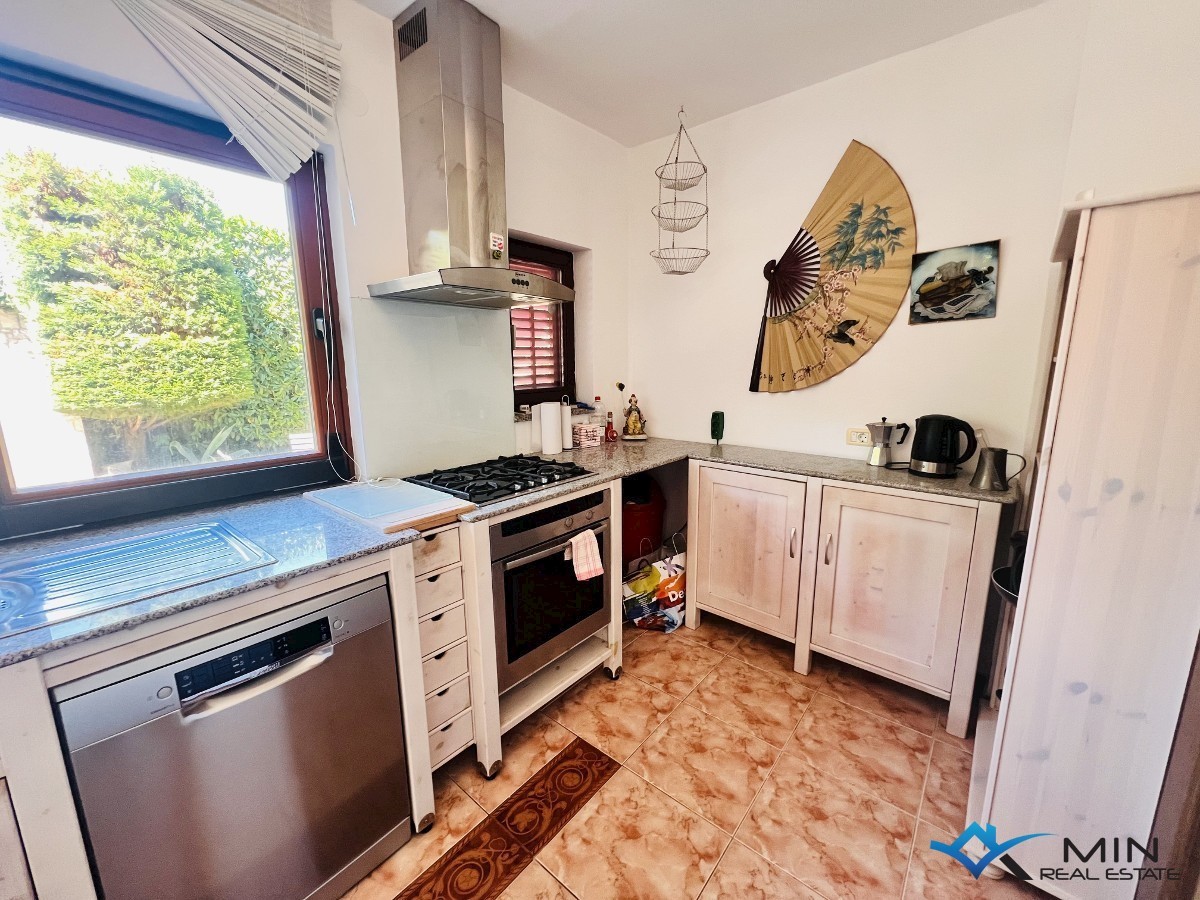 Hiša na odlični lokaciji 150 m od morja v Lovrečici