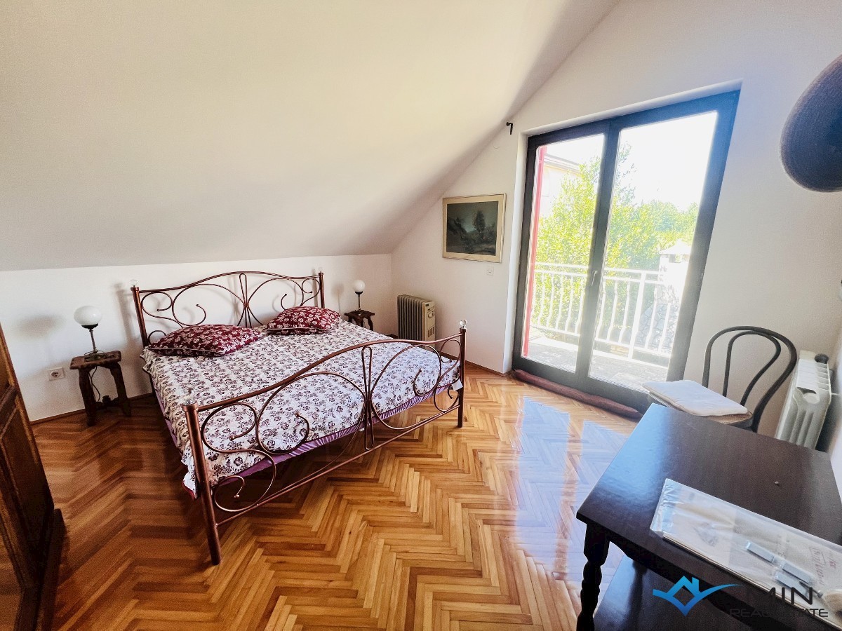 Hiša na odlični lokaciji 150 m od morja v Lovrečici