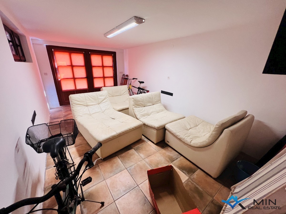 Hiša na odlični lokaciji 150 m od morja v Lovrečici