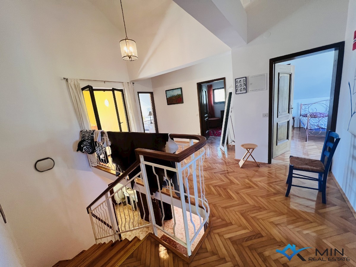 Hiša na odlični lokaciji 150 m od morja v Lovrečici