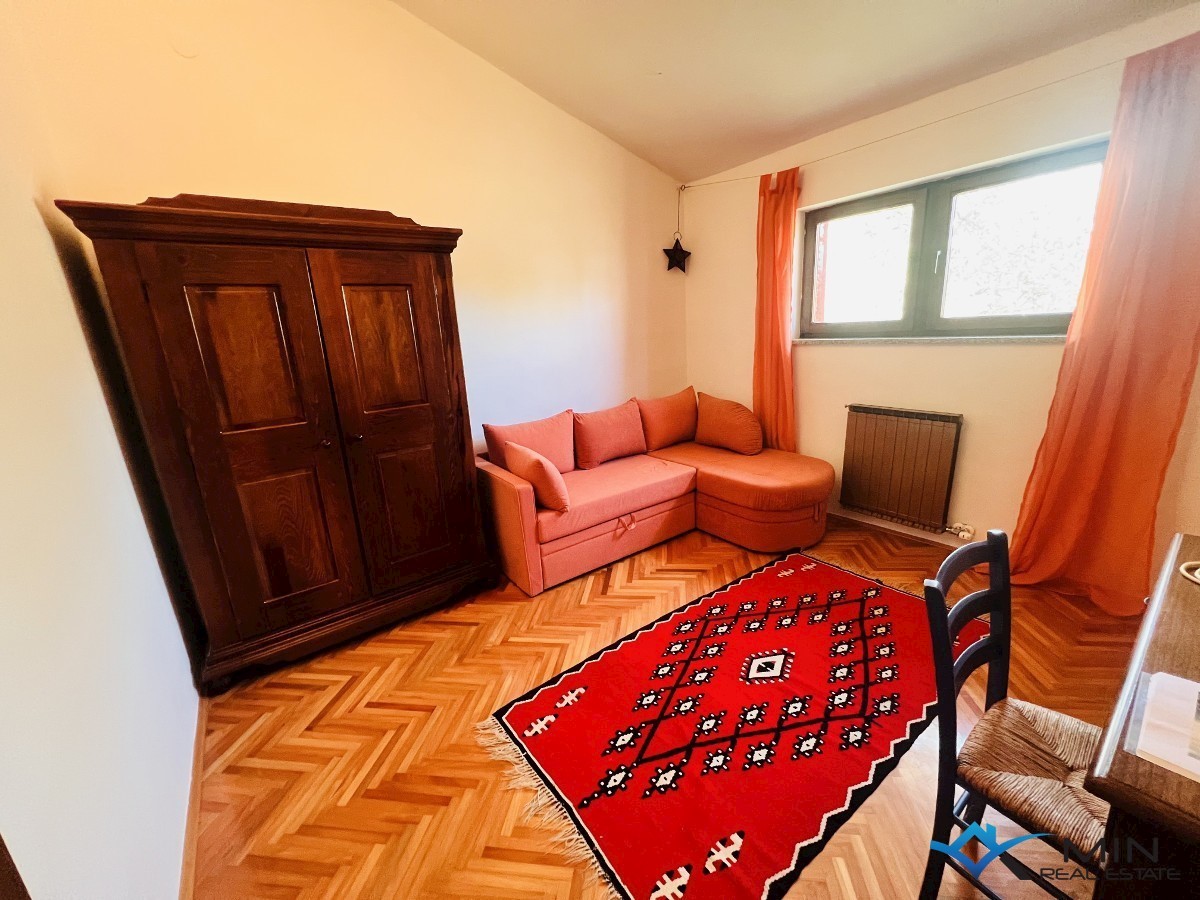 Hiša na odlični lokaciji 150 m od morja v Lovrečici