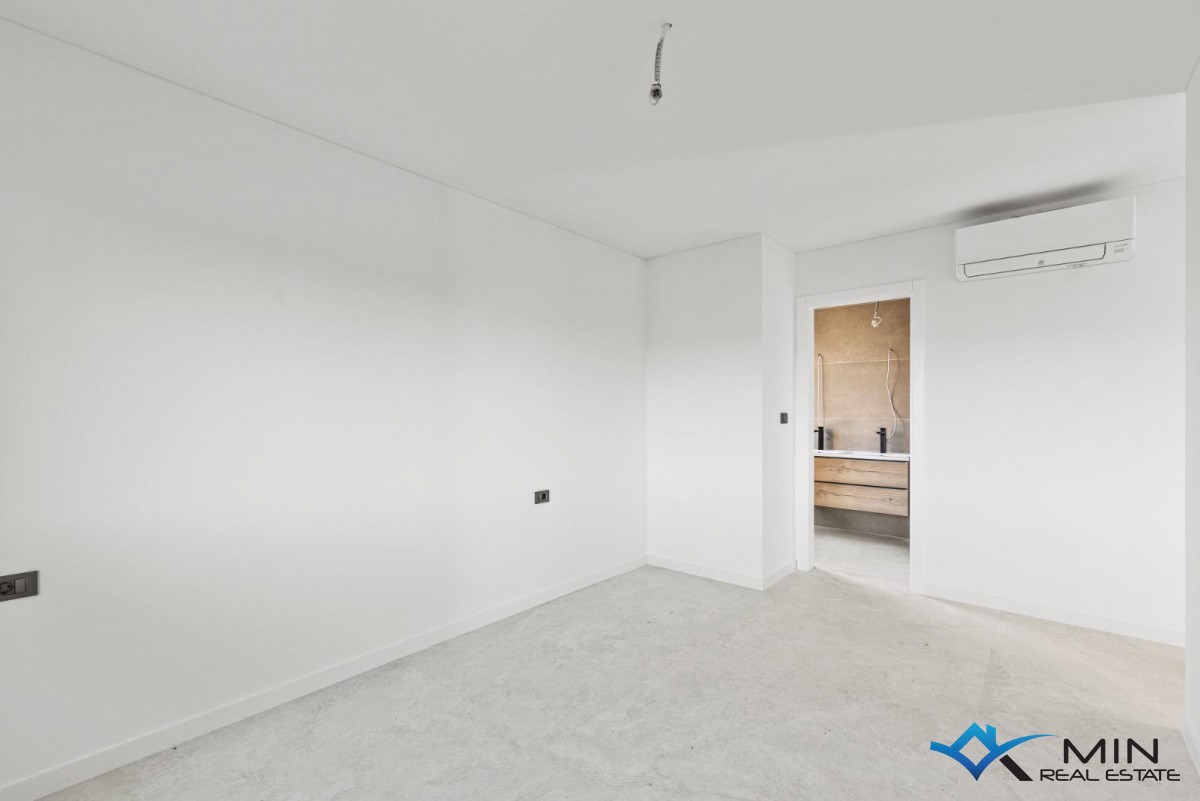 Atraktiven penthouse s strešno teraso v bližini Poreča