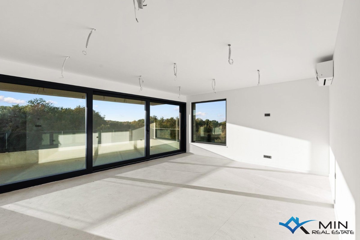 Atraktiven penthouse s strešno teraso v bližini Poreča