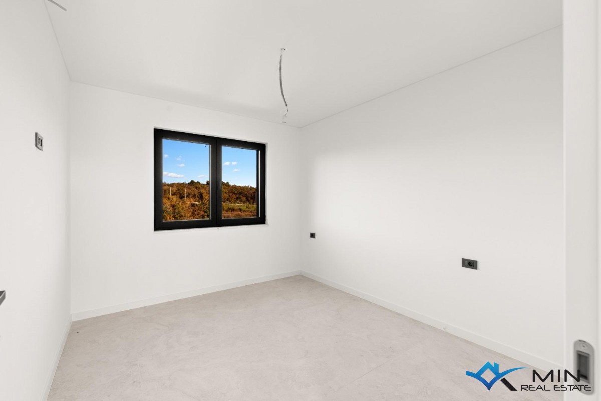 Atraktiven penthouse s strešno teraso v bližini Poreča