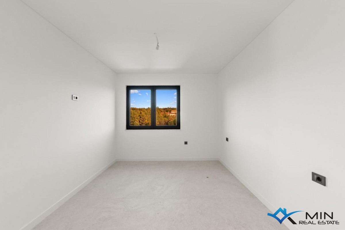 Atraktiven penthouse s strešno teraso v bližini Poreča