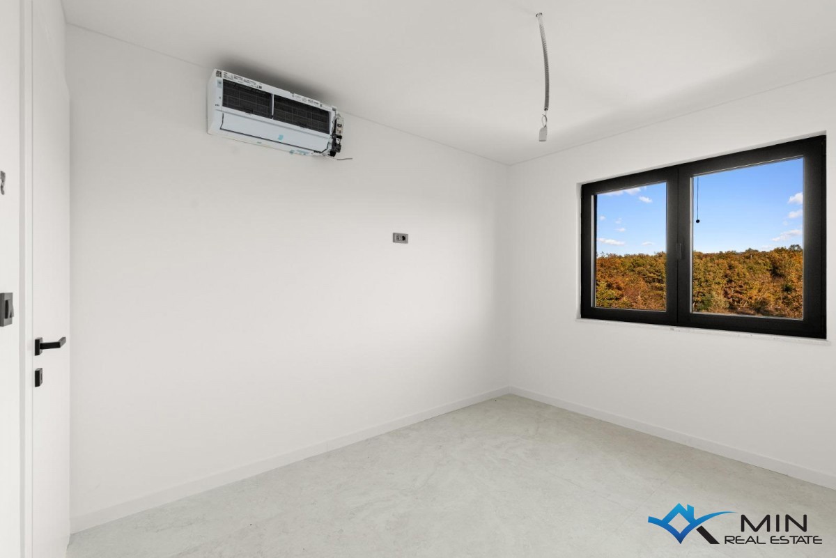 Atraktiven penthouse s strešno teraso v bližini Poreča