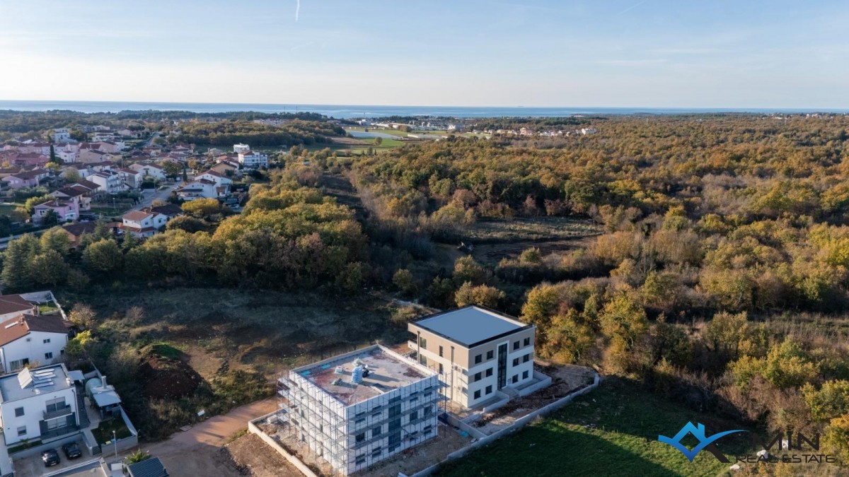 Atraktiven penthouse s strešno teraso v bližini Poreča