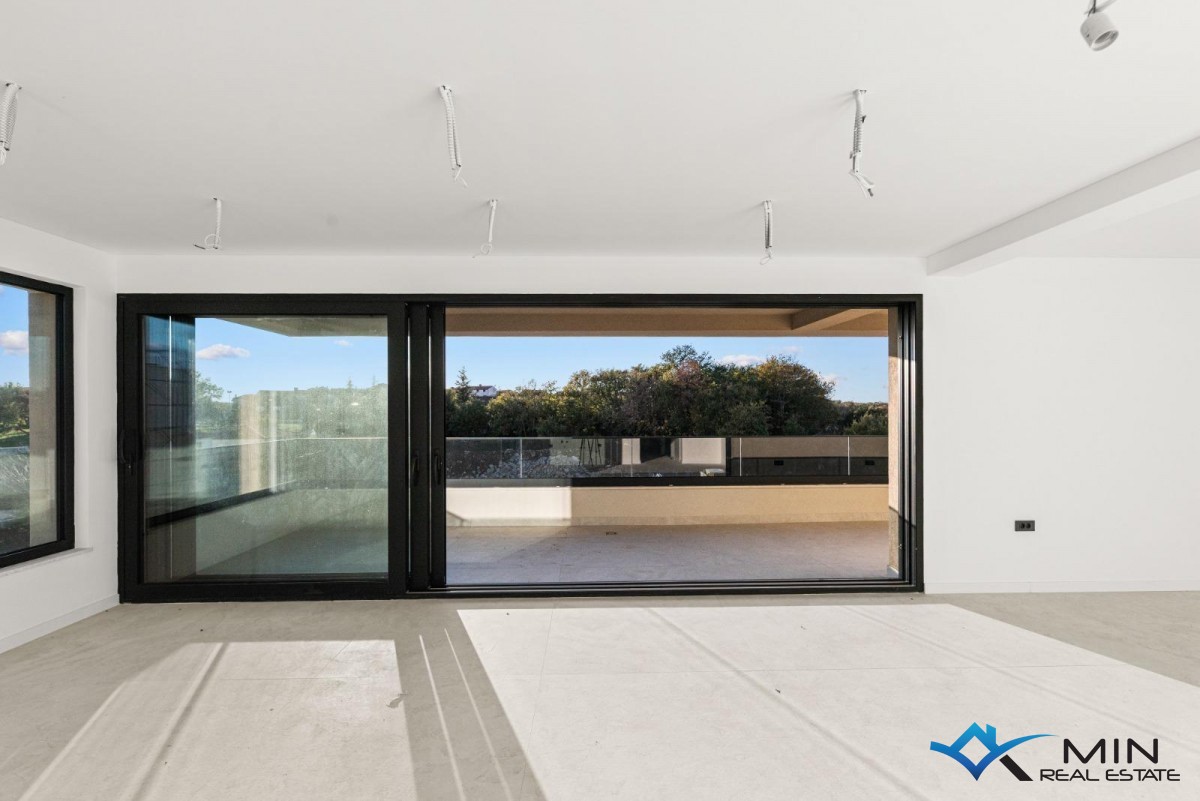 Atraktiven penthouse s strešno teraso v bližini Poreča