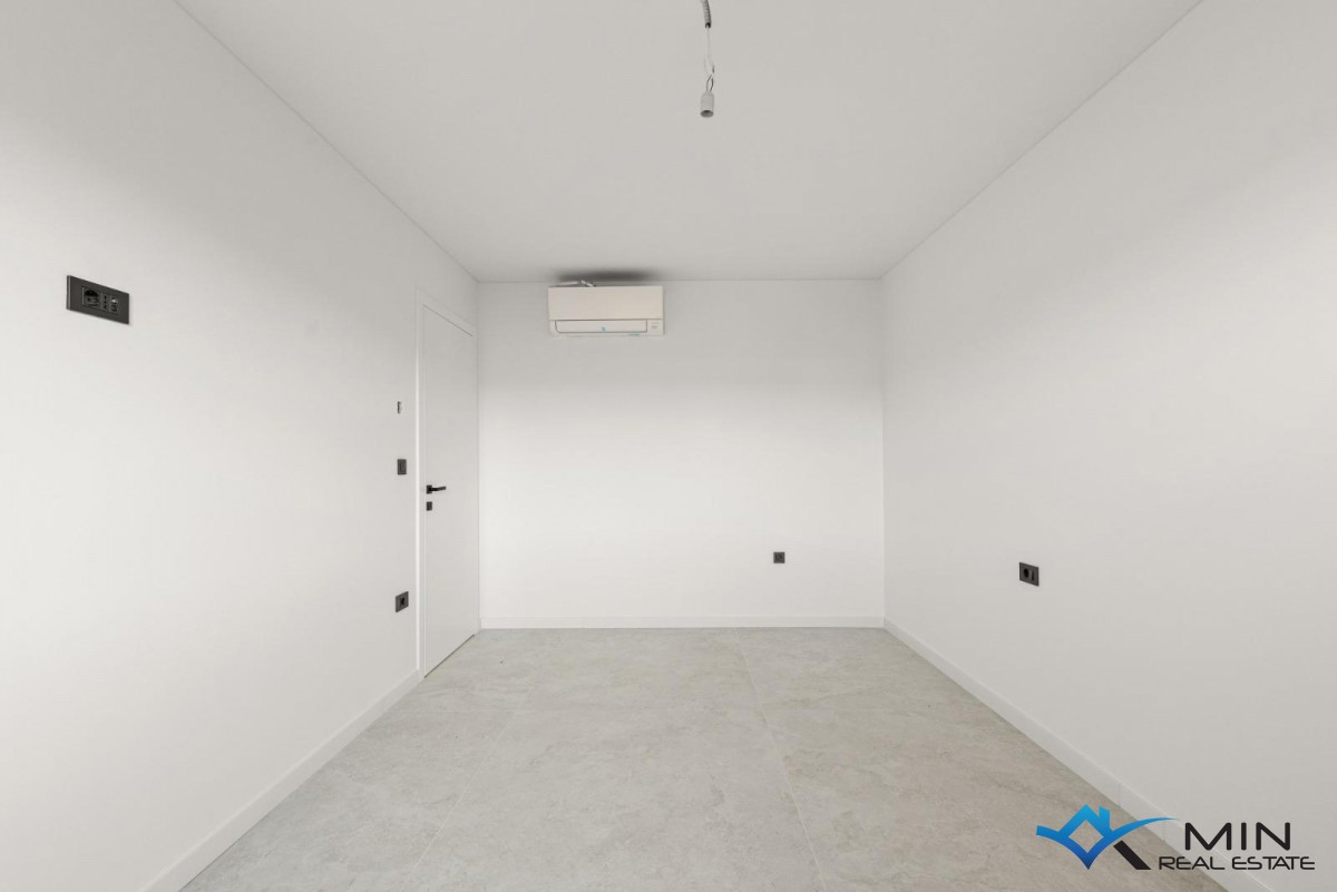 Atraktiven penthouse s strešno teraso v bližini Poreča